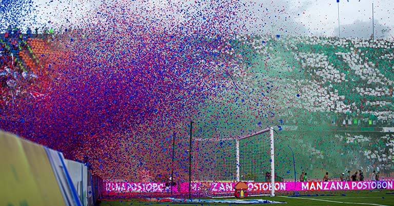 Partido de Fútbol con Guía Local en Medellín